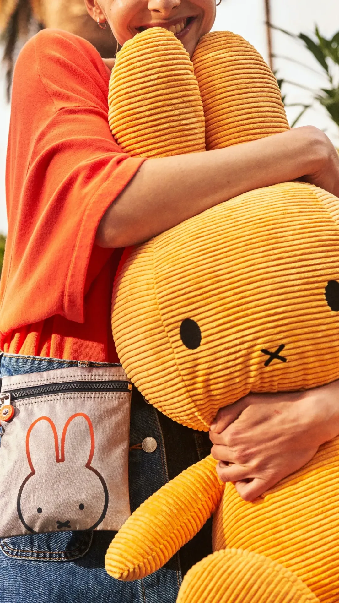 FW23_KiplingxMiffy_Afia_MiiffyMetallic_1_ FW23_KiplingxMiffy_Afia_MiiffyMetallic_1_